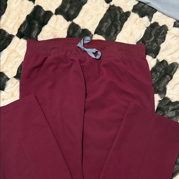 Women’s size XL. Figs Kade straight leg Scrub Pants in Burgundy - Picture 1 of 5